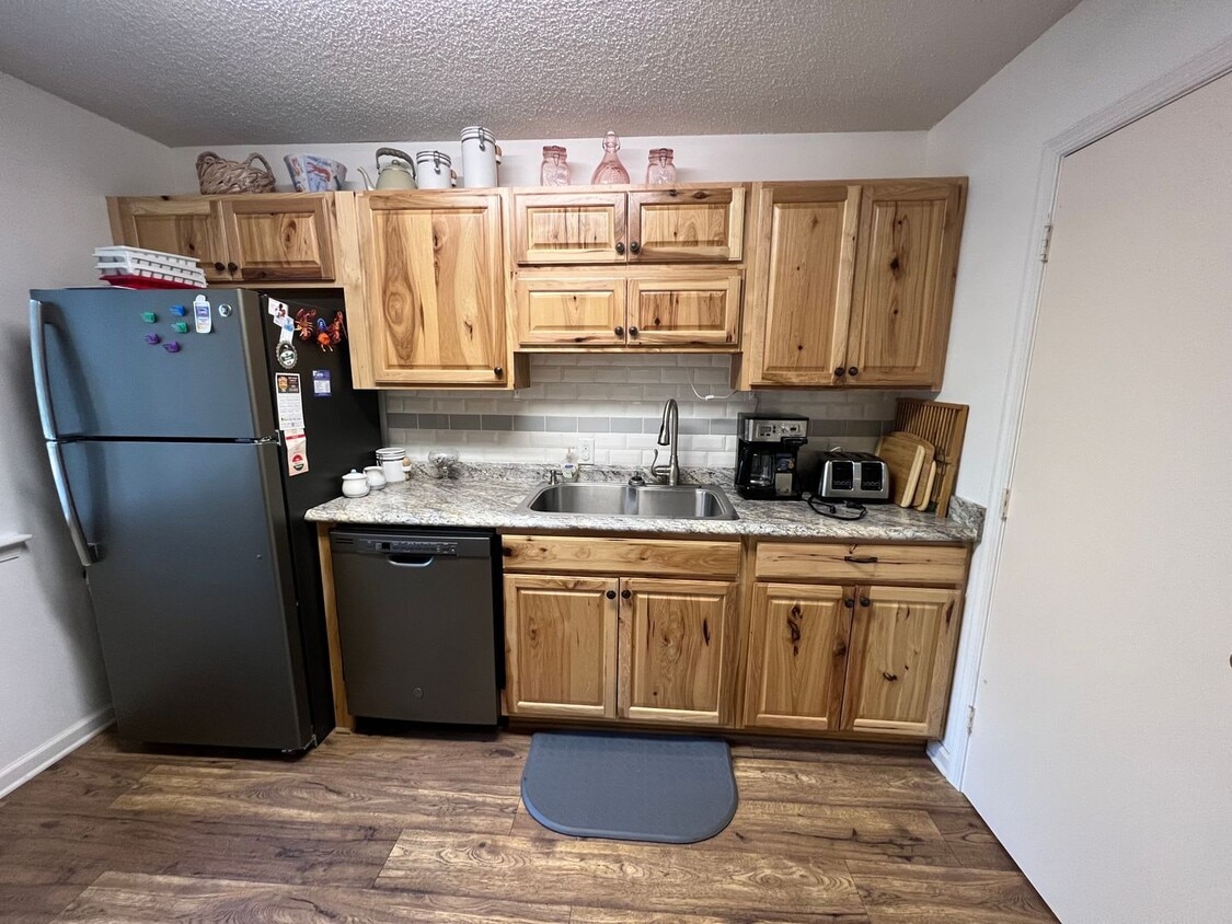 Primary Photo - FURNISHED 2 BEDROOM/2 BATH UNIT 2ND FLOOR