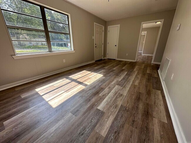 Building Photo - 710 Dalewood