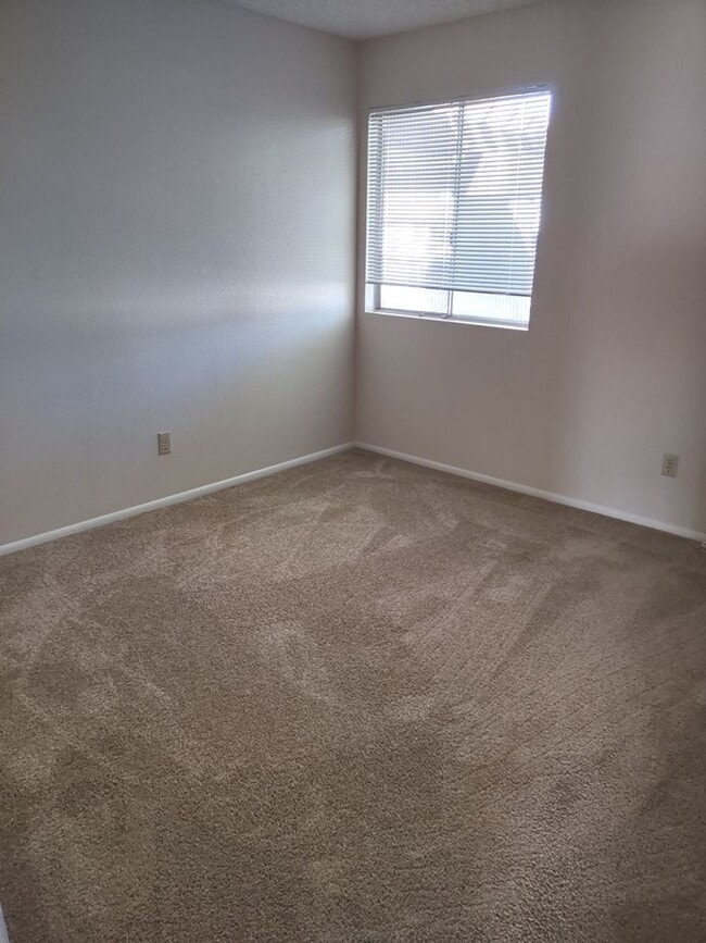 Building Photo - NO HOA- **NEW INTERIOR PAINT AND NEW FLOOR...