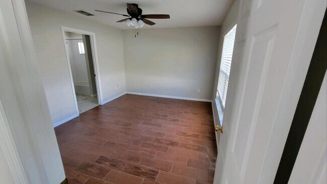 Foto del edificio - 15319 STARLEIGH ROAD
