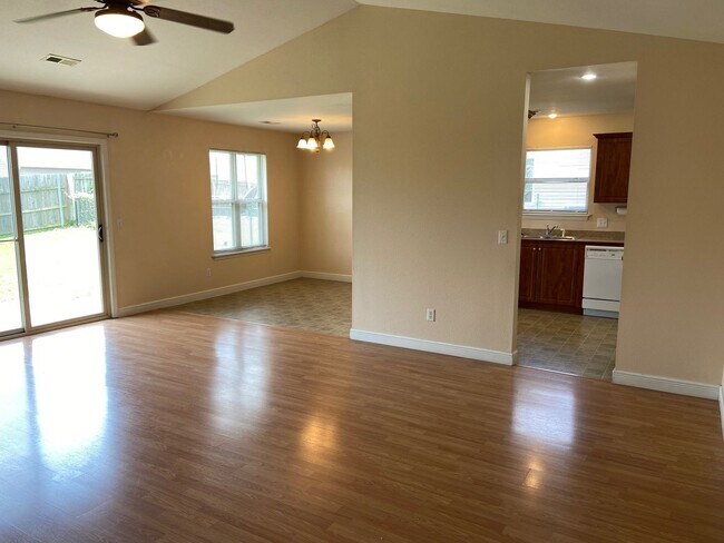 Foto del edificio - Single-Family Home in Evergreen Ridge, Hol...