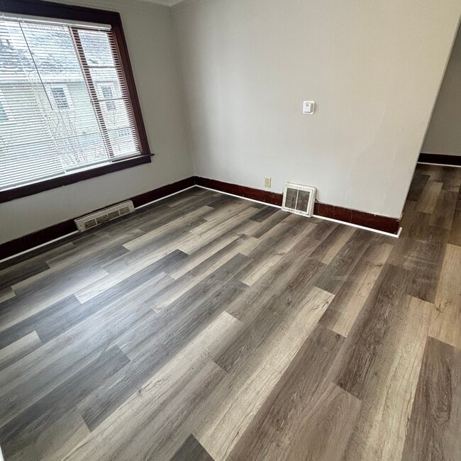 Building Photo - 910 Dakin St