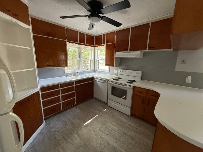 Foto del edificio - Spacious 2 Bedroom, 2 Bath Home with Bonus Space and a Single Car Garage