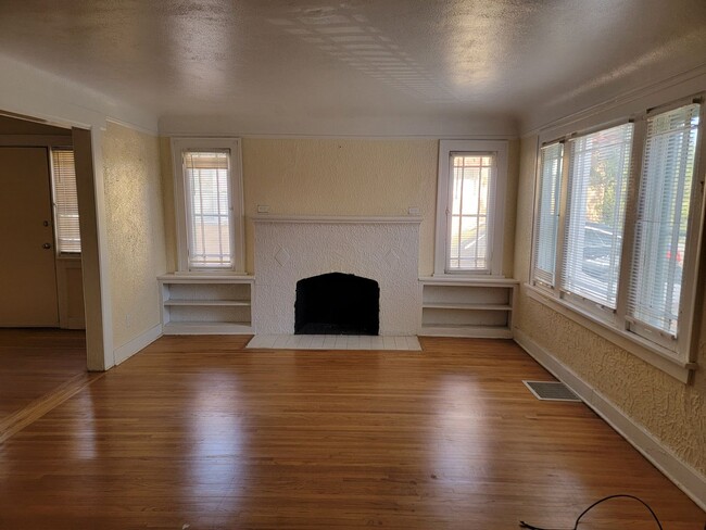 Building Photo - 2 BEDROOM AND 1 BATH NEXT TO UNM CAMPUS