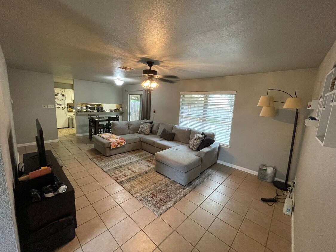 Foto principal - 6850 Mountain Spg Dr