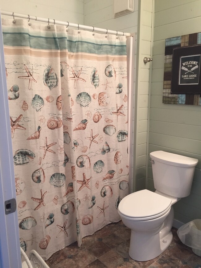 Bathroom - unit 3 - 2704 Latoka Lodge Rd SW