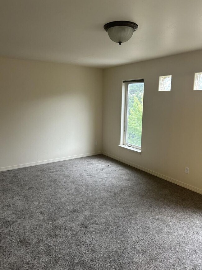Foto del edificio - Charming 3-Bedroom, 2-Bath Townhouse Near ...