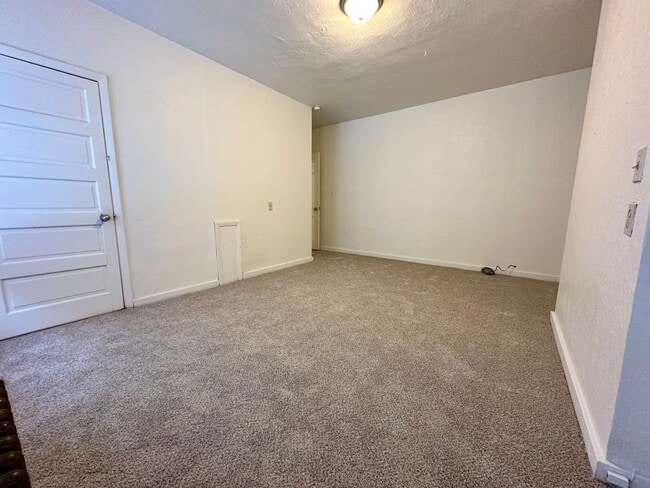 Foto del edificio - Super Spacious Three Bedroom on Bates Street! Deck & Patio! Washer & Dryer Included! Call Today!
