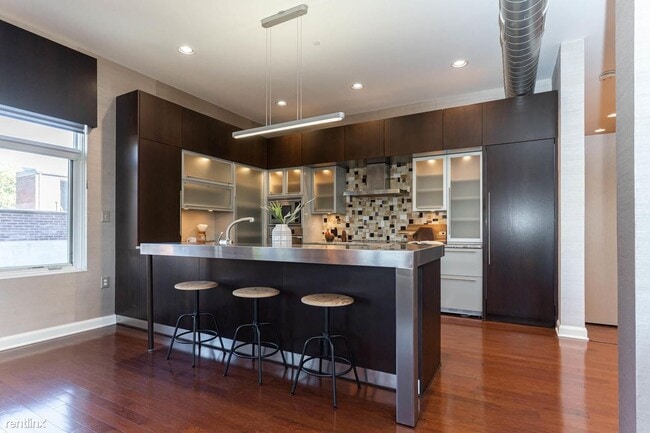 Building Photo - 1 br, 1.5 bath Condo - 34 W Poplar Ave
