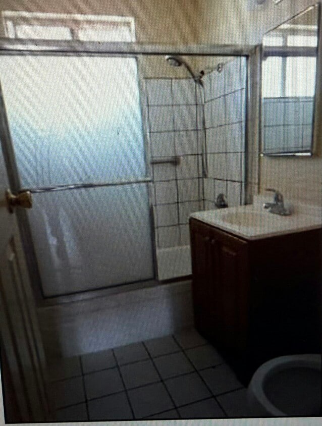 Foto del edificio - 1023 E 12th St