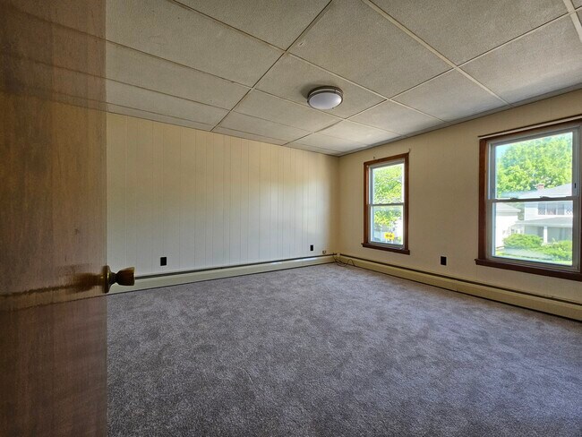Dormitorio - 140 W Utica St
