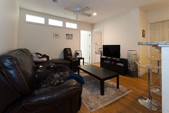 Building Photo - Boston University Off Campus 3bed / 1bath on St Paul St