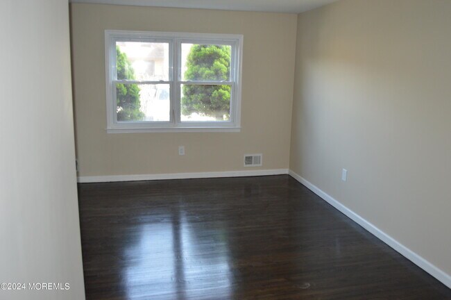 Building Photo - 169 Village Green Way
