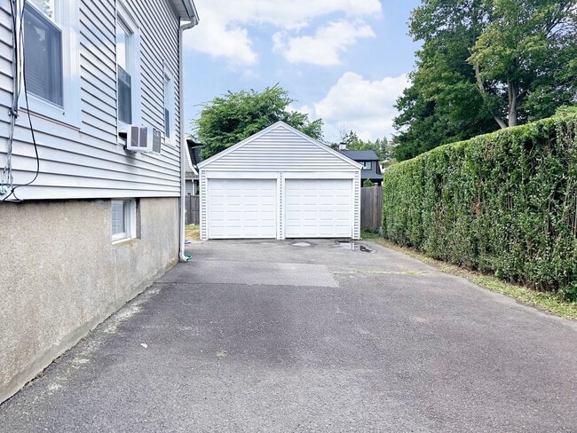 Building Photo - 66 Veres St