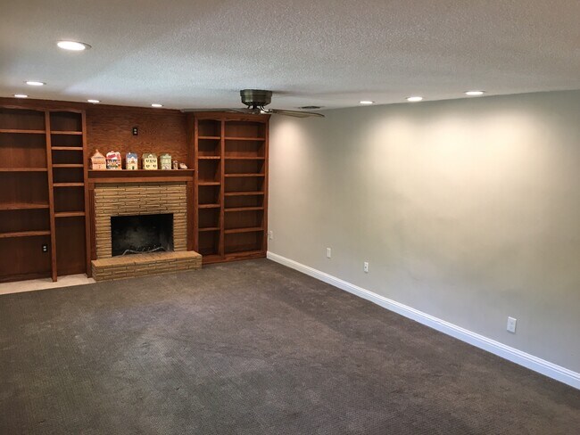 Sala de estar - 7677 Sycamore Dr