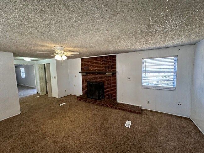 Building Photo - 1 Bed 2 Bath Home