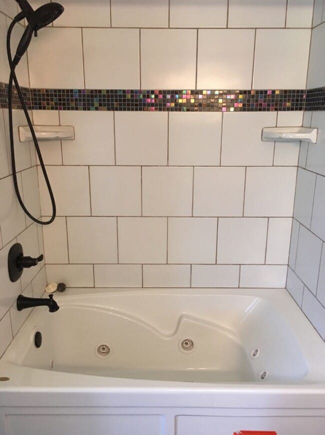 Building Photo - 3 BED / 2 Bath  AVAILABLE END OF JANUARY