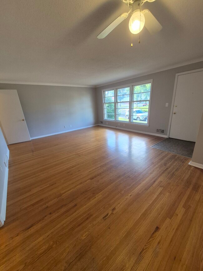 Ventanas orientadas al norte en la sala de estar - 2219 W 61st St