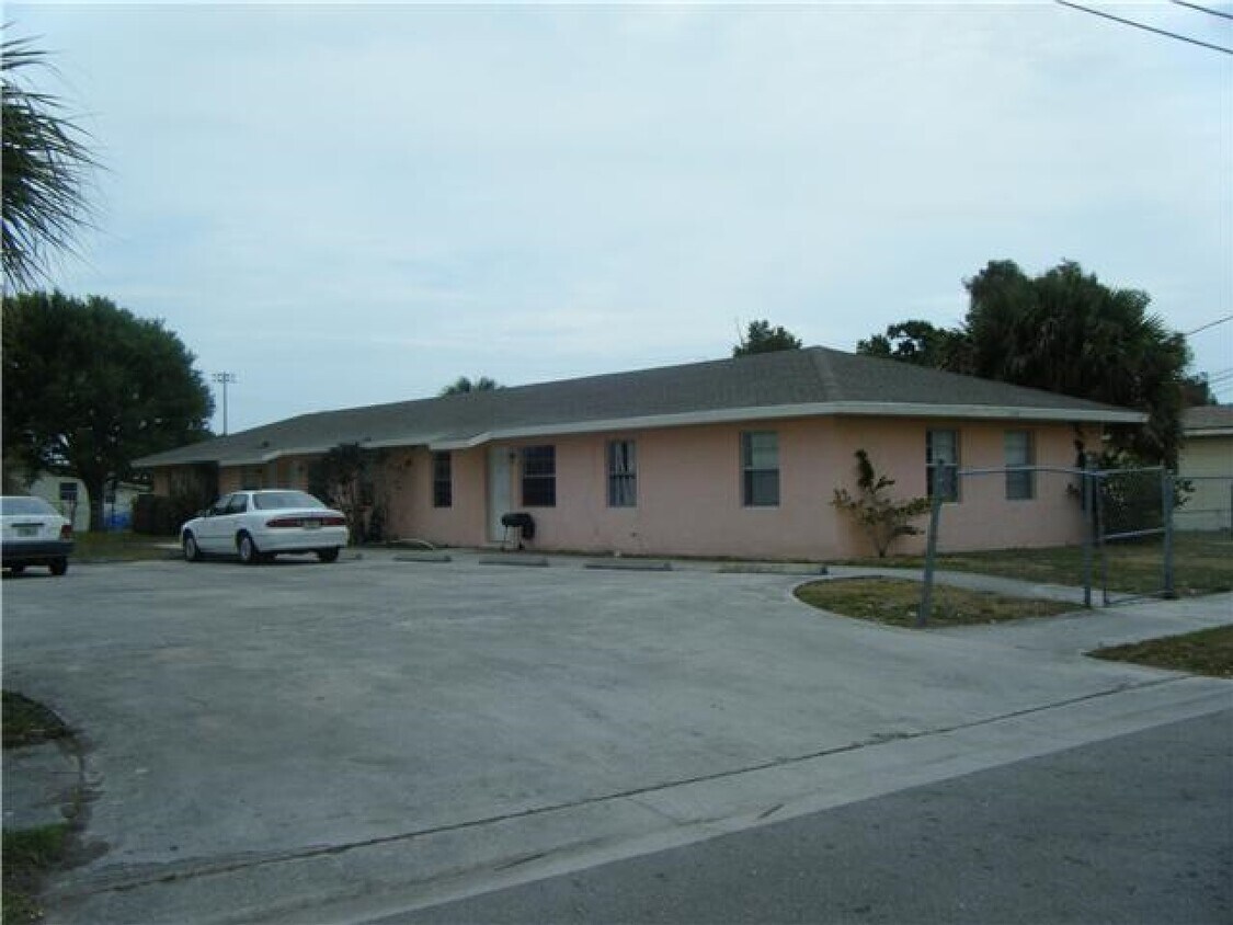 Foto principal - 1220 Avenue L