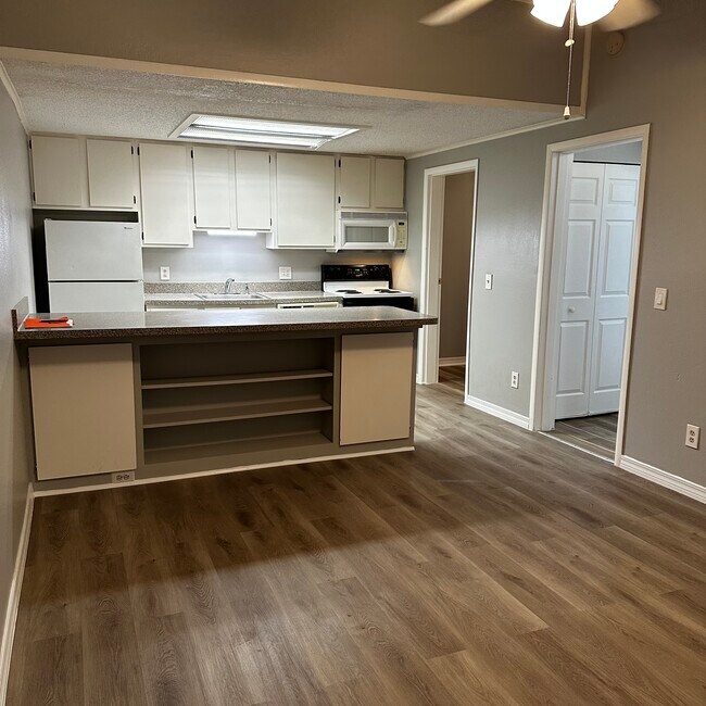 Building Photo - 590 7th Pl