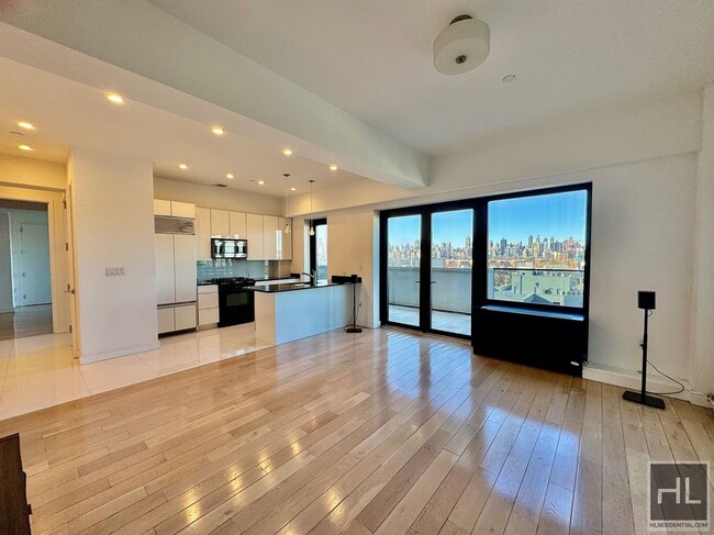 Building Photo - Stunning 2 bed, 2 bath PH with massive ter...