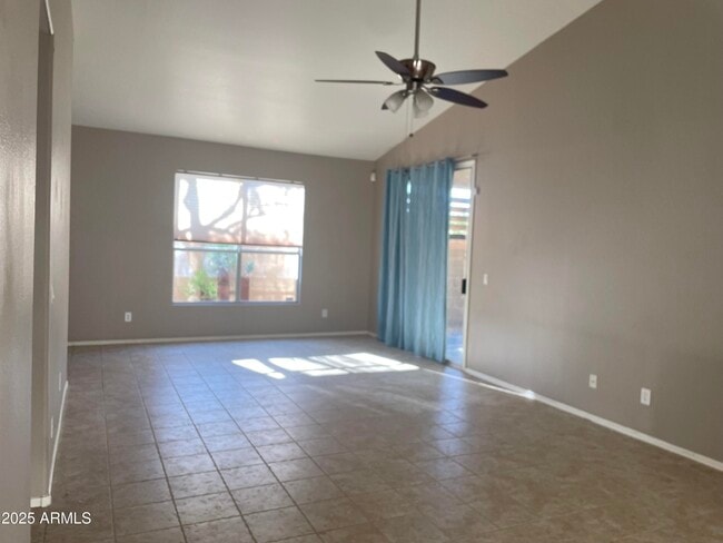Foto del edificio - 2204 E Crest Ln
