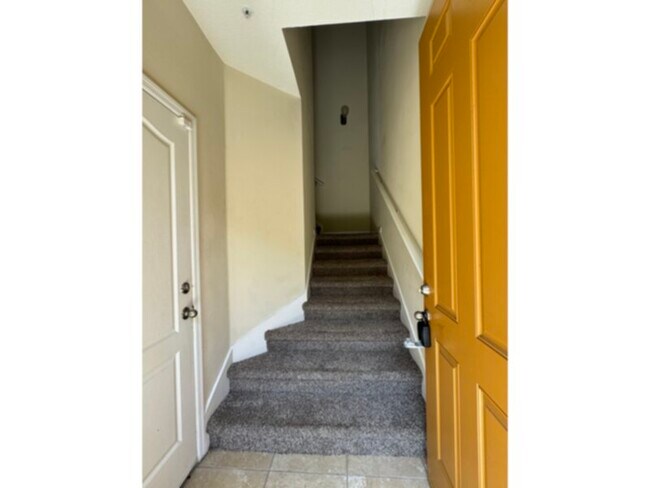 Foto del edificio - 2 bed 2 bath 1 Car Garage Townhome