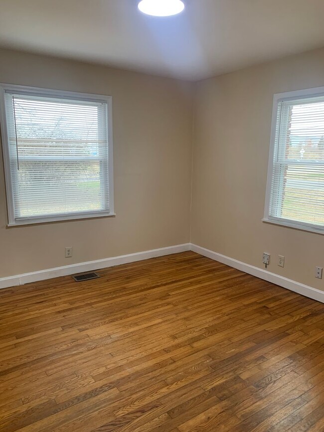 Building Photo - 3 Bedroom/1 bath House - Okolona area