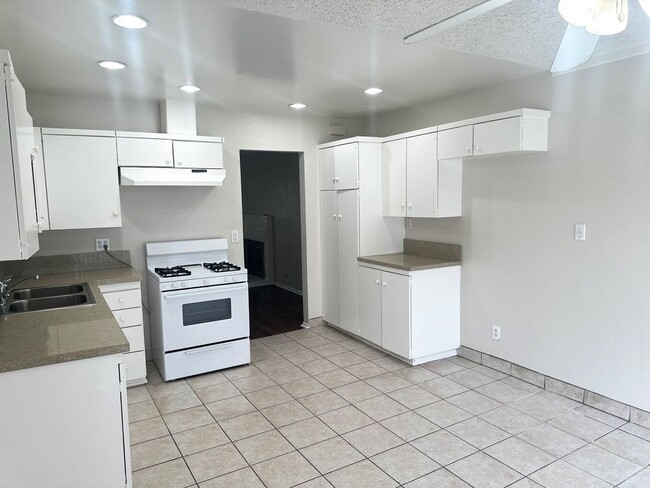 Building Photo - Spacious and Upgraded 2 Bedroom 2 Bath End...