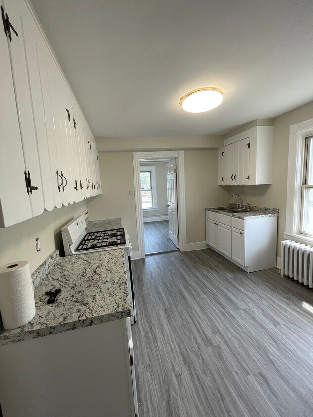 Kitchen - 501 Glenbrook Rd