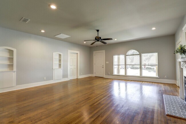 Building Photo - 3 Bedroom 2 Bathroom House in Texarkana, TX