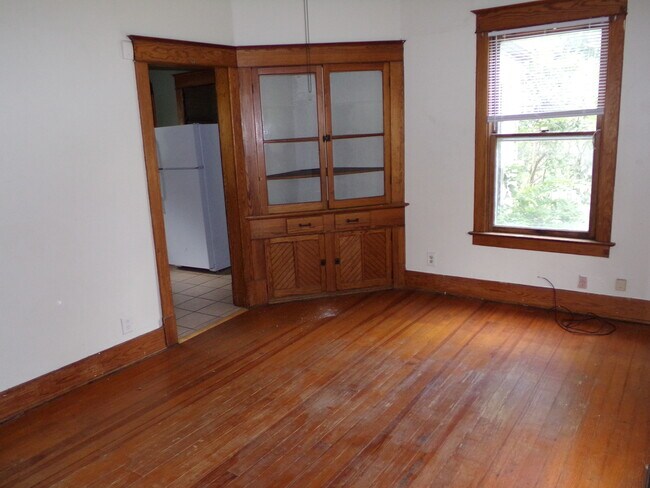 Foto del edificio - Nice wood floor home