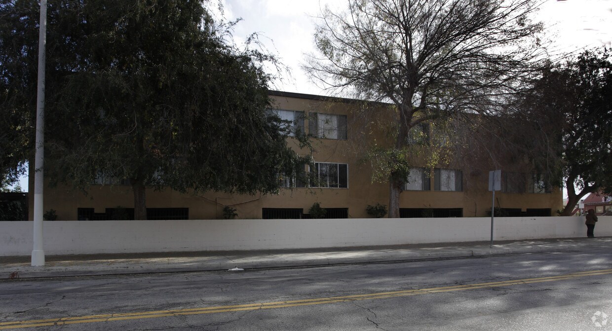 Building Photo - 13061 Vanowen St