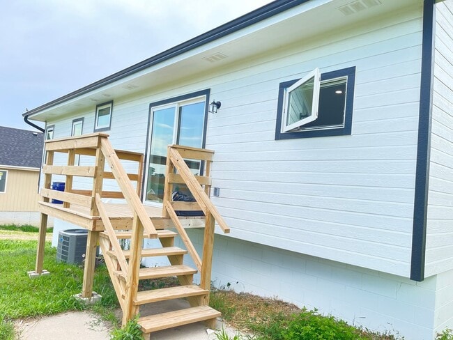 Building Photo - Newly rebuilt house in the heart of Elkhorn