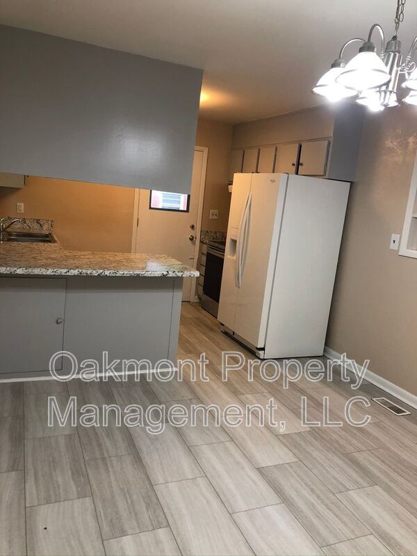 Building Photo - 4047 Village Dr