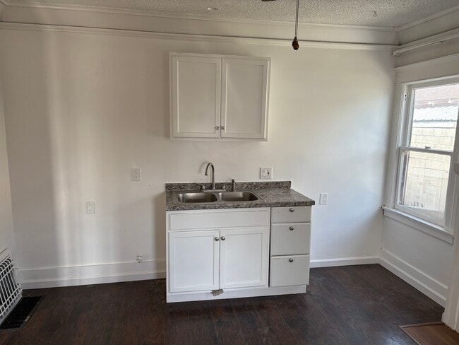 Building Photo - 601 W 74th St