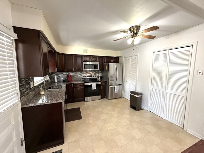 Foto del edificio - 713 Little Neck Rd