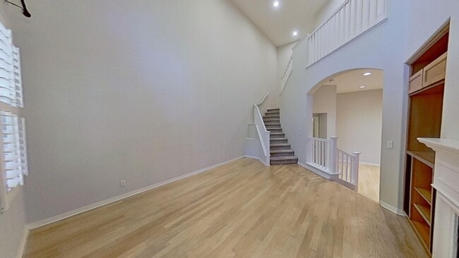 Building Photo - Lovely Dual Master Townhome in Desirable N...