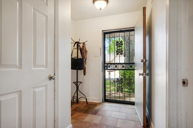 Foto del edificio - 336 McElroy Rd