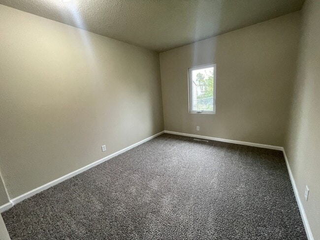 Building Photo - 3 Bedroom Fully Remodeled Marshalltown