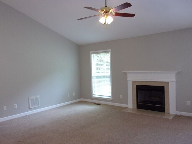 Building Photo - 3 Bedroom 2 Bath Home on over 1 Acre in Yo...