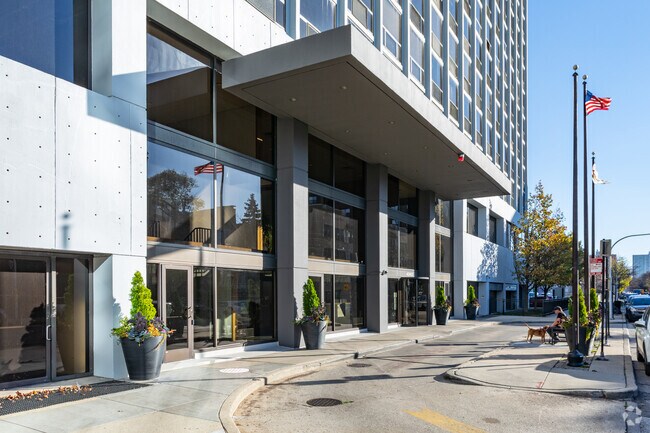 Building Photo - 4343 N Clarendon Ave