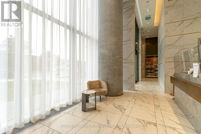 Photo du bâtiment - 898 Portage Pkwy