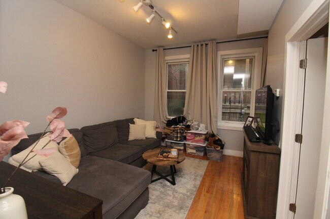 Foto del edificio - 2129 N Racine Ave