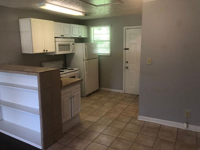 Building Photo - Quaint 2bed/1bath off Spring Street availa...