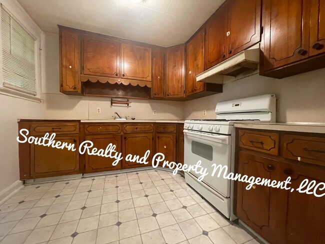 Building Photo - Super Cute newly renovated Home