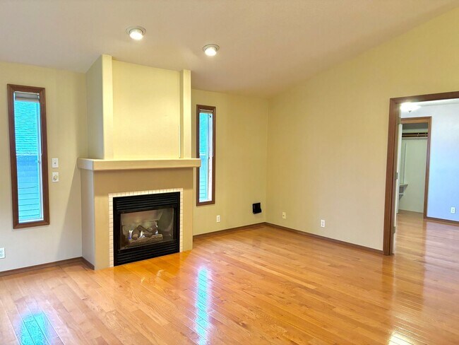 Foto del edificio - Spacious Ranch Style Home w/ private patio and yard, 2 car garage and vaulted ceilings