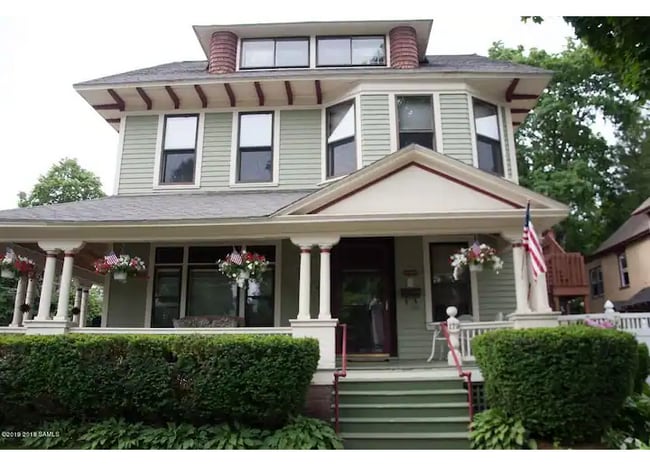 Building Photo - 179 Caroline St