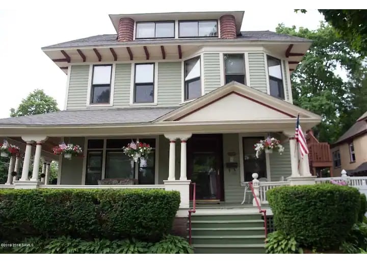 Primary Photo - 179 Caroline St