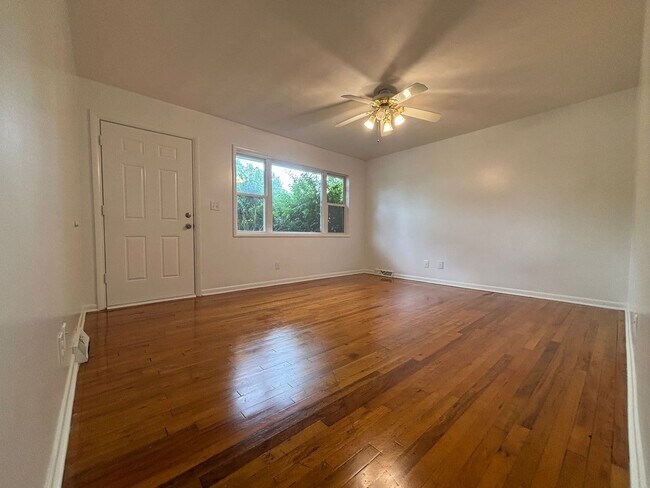 Building Photo - Rent this 3 Bedroom 1 Bath beautiful House...